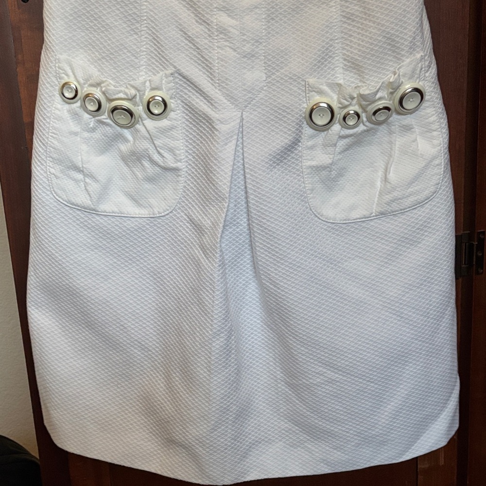 Elegant White Sleeveless Dress with Whimsical Button Detailing - Picture 3 of 7